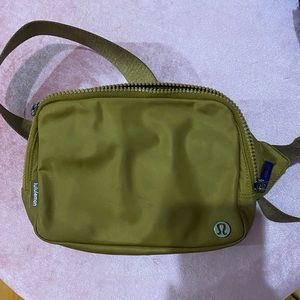 Lululemon Everywhere belt bag 2L